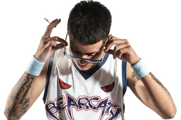 Quels accessoires sont indispensables pour un look féminin moderne ?