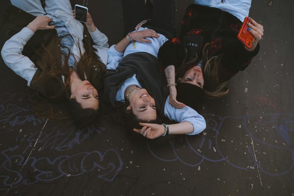 Comment les influenceuses de mode impactent-elles les choix vestimentaires ?